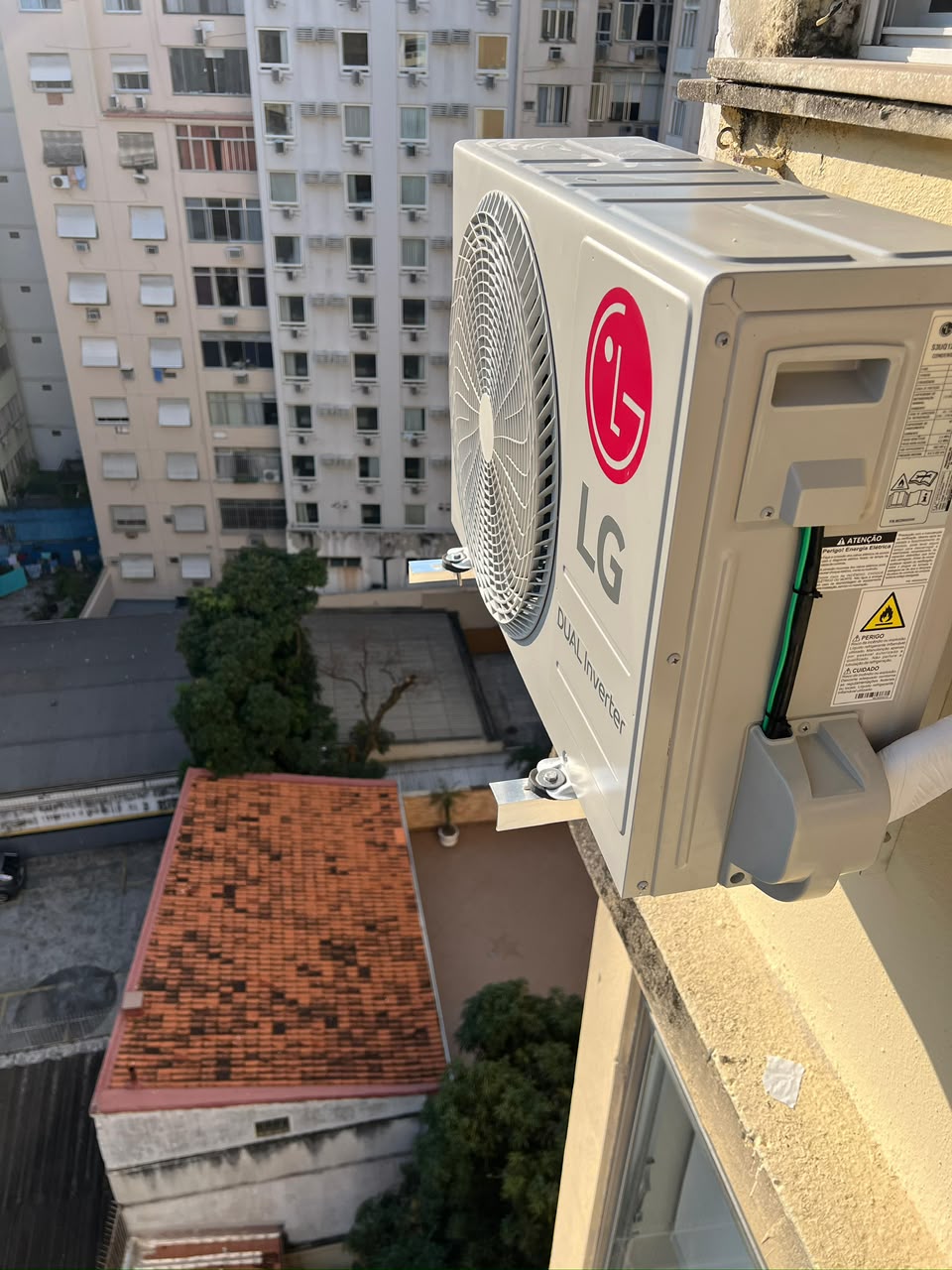 Condensadora LG Dual Inverter em fachada de apartamento