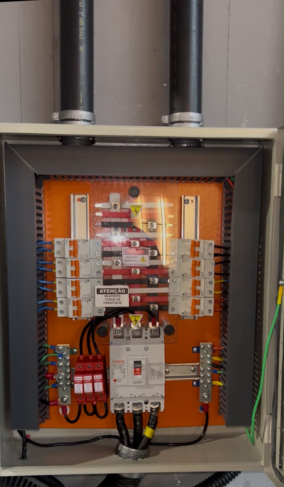 Quadro elétrico instalado pela WL Climatização com disjuntores e DPS