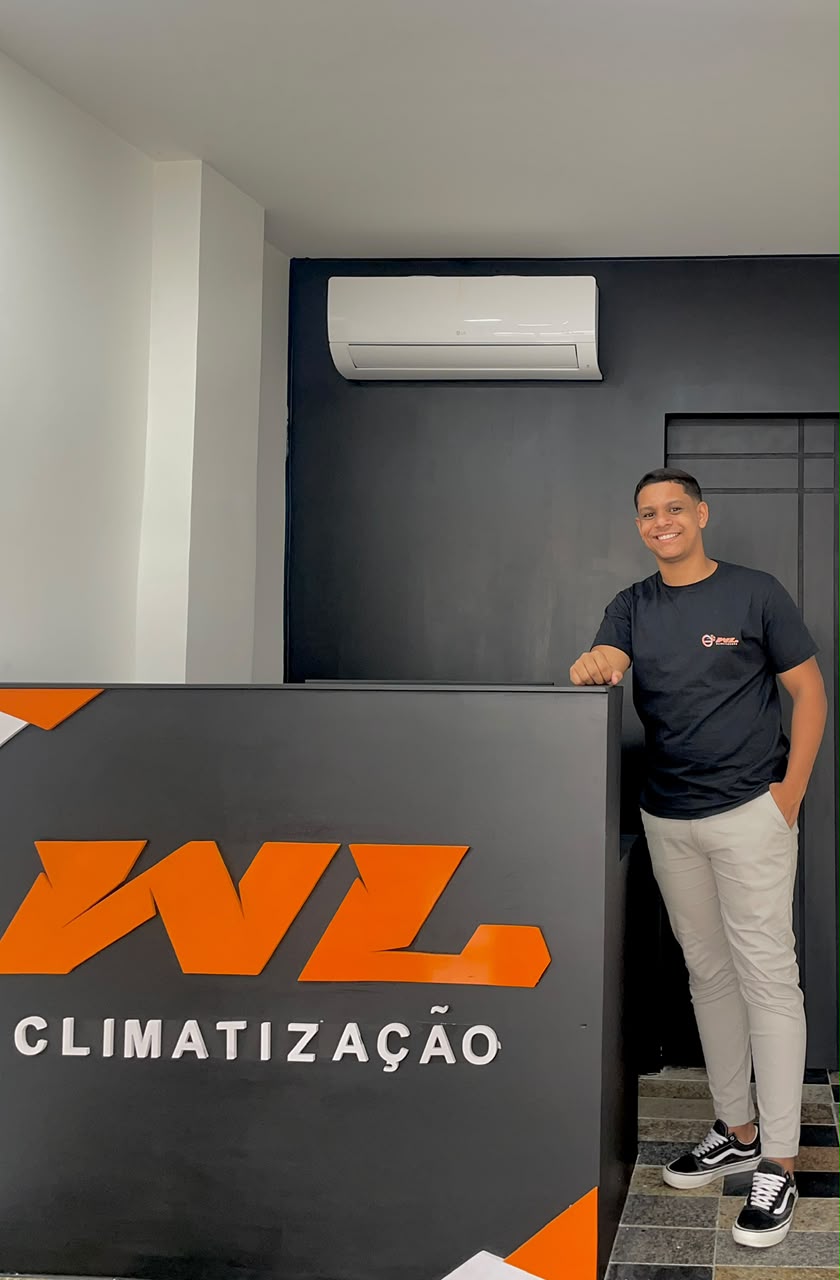 Equipe WL Climatização no showroom