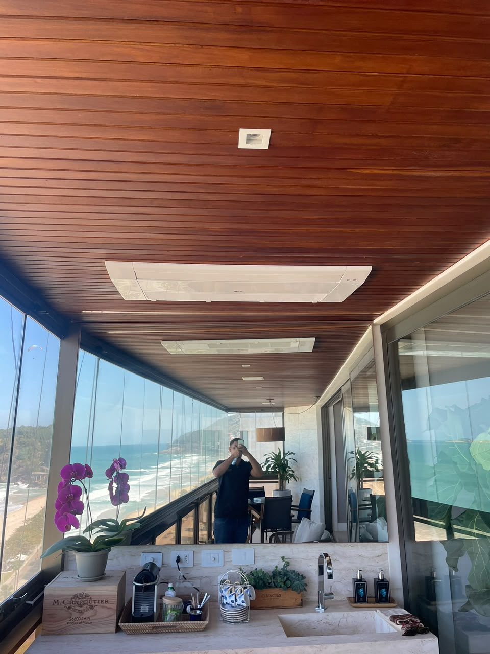 Ar-condicionado cassete instalado em varanda com vista mar