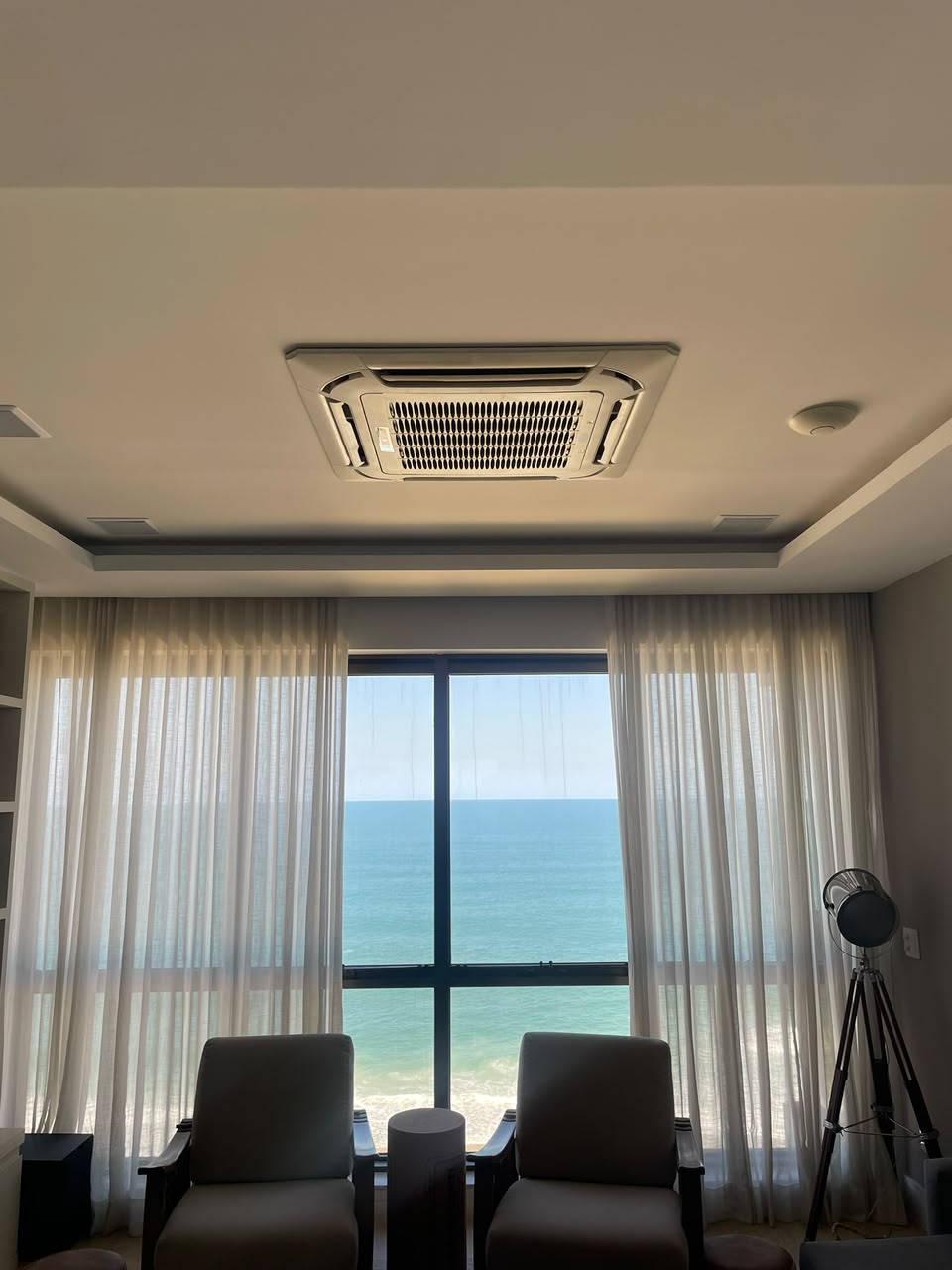 Cassete de teto instalado em sala com vista para o mar