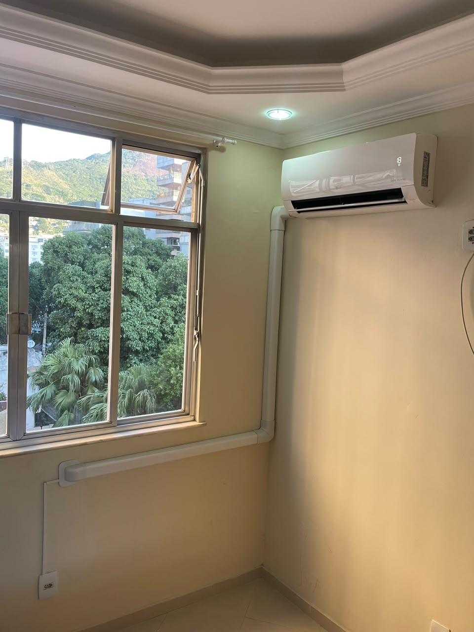 Split instalado em quarto com tubulação acabada