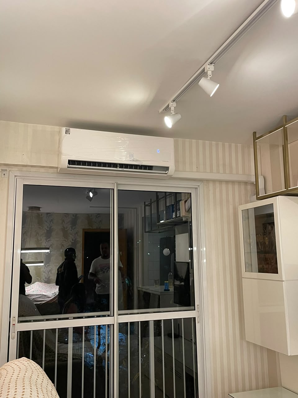 Split instalado sobre porta de varanda com acabamento