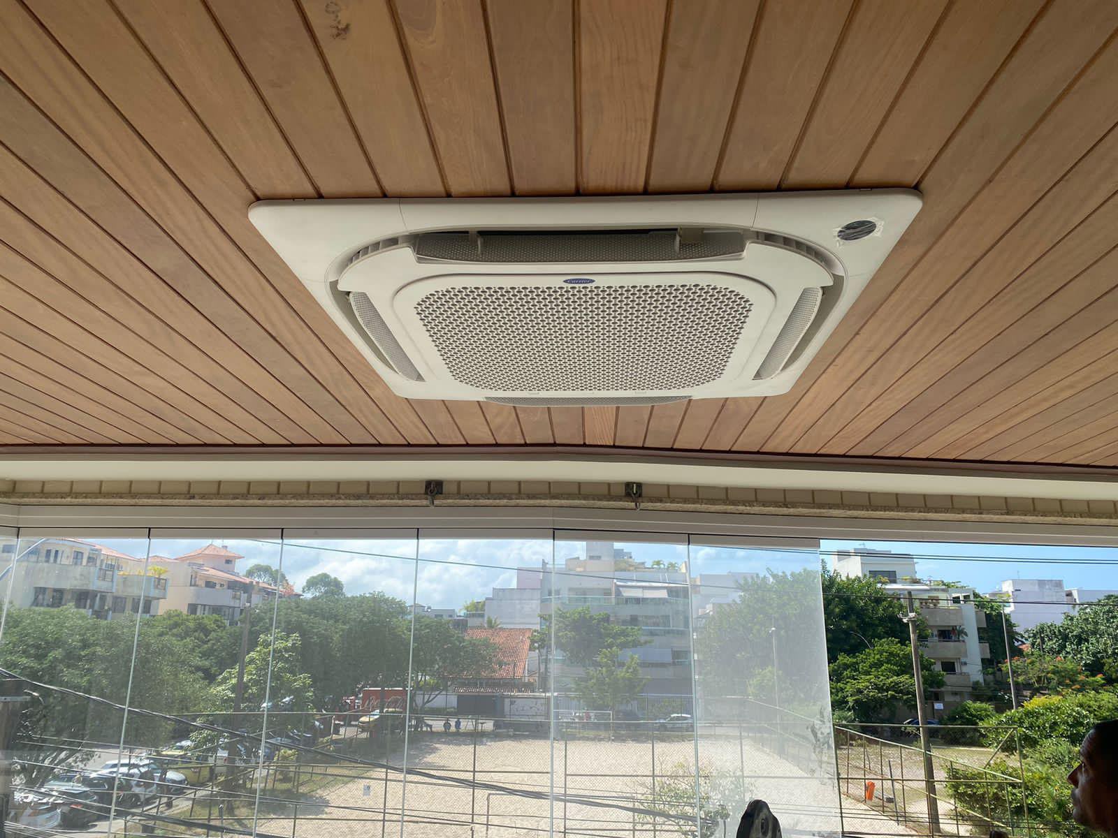 Ar-condicionado cassete Carrier instalado em teto de madeira