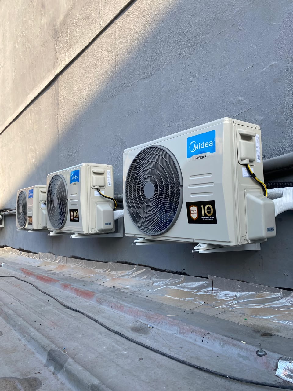 Três condensadoras Midea Inverter alinhadas em fachada