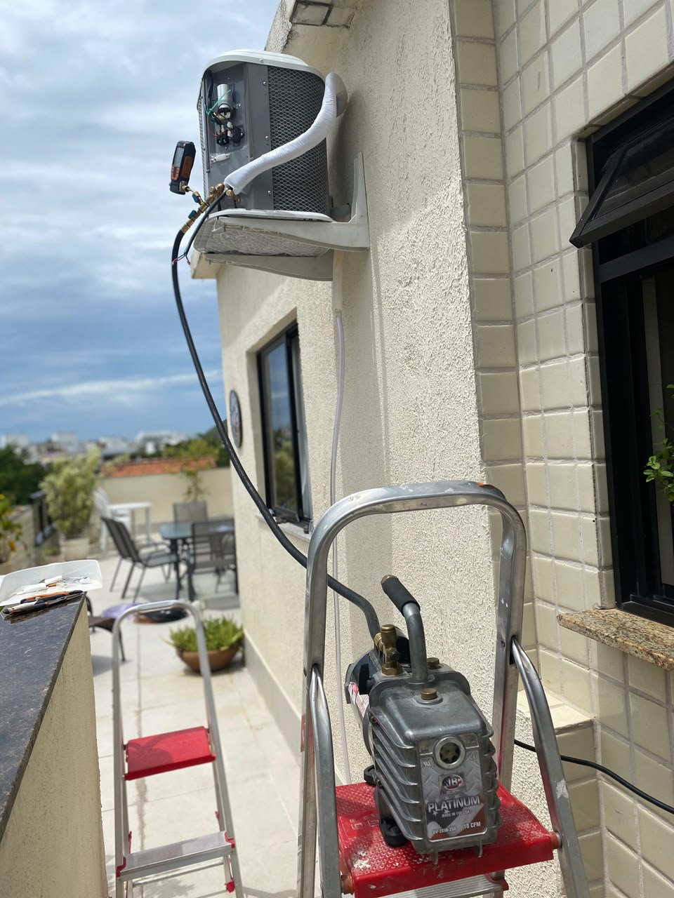 Vácuo e teste de pressão em instalação de split