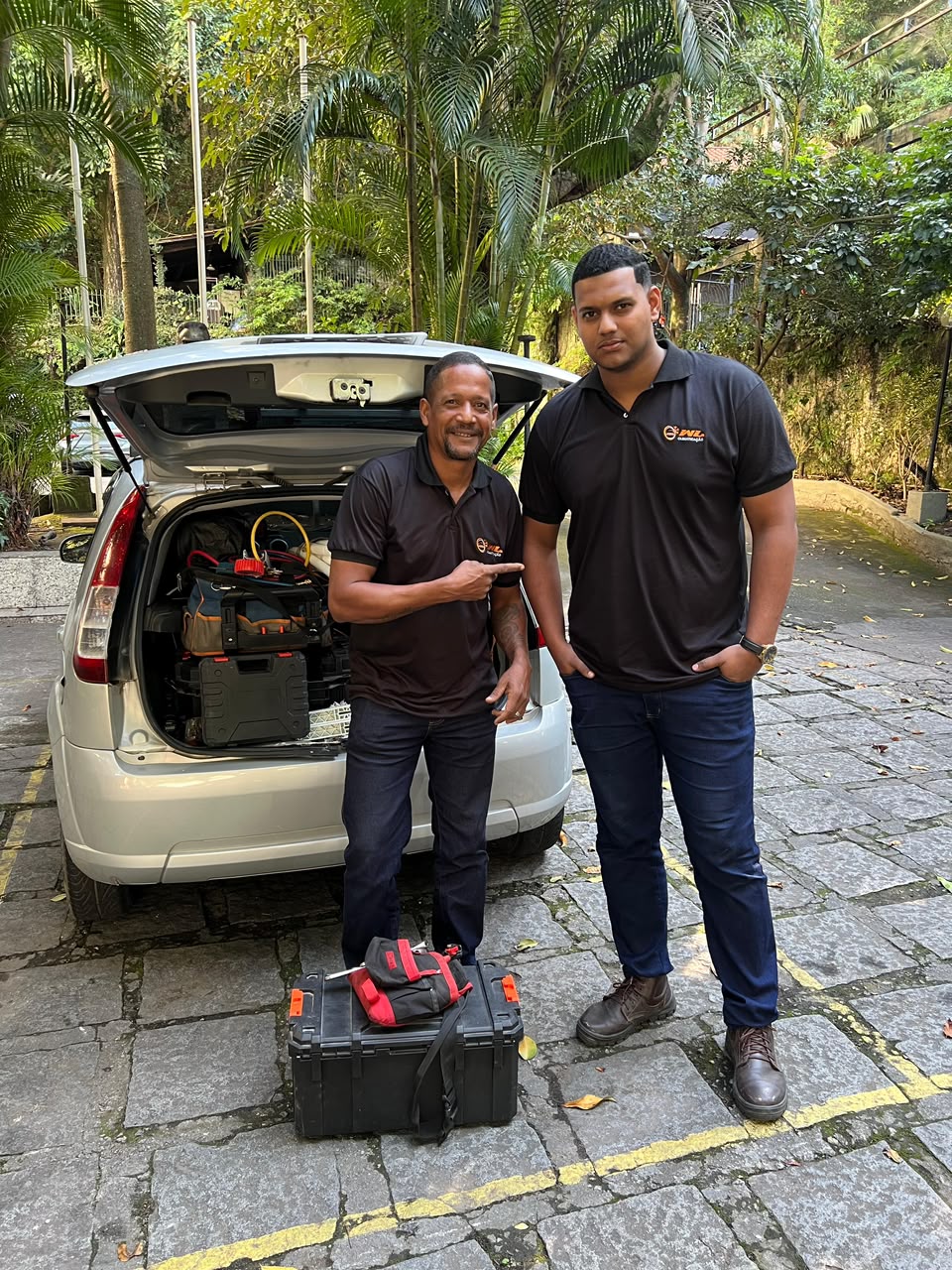 Equipe WL Climatização com ferramentas prontas para atendimento