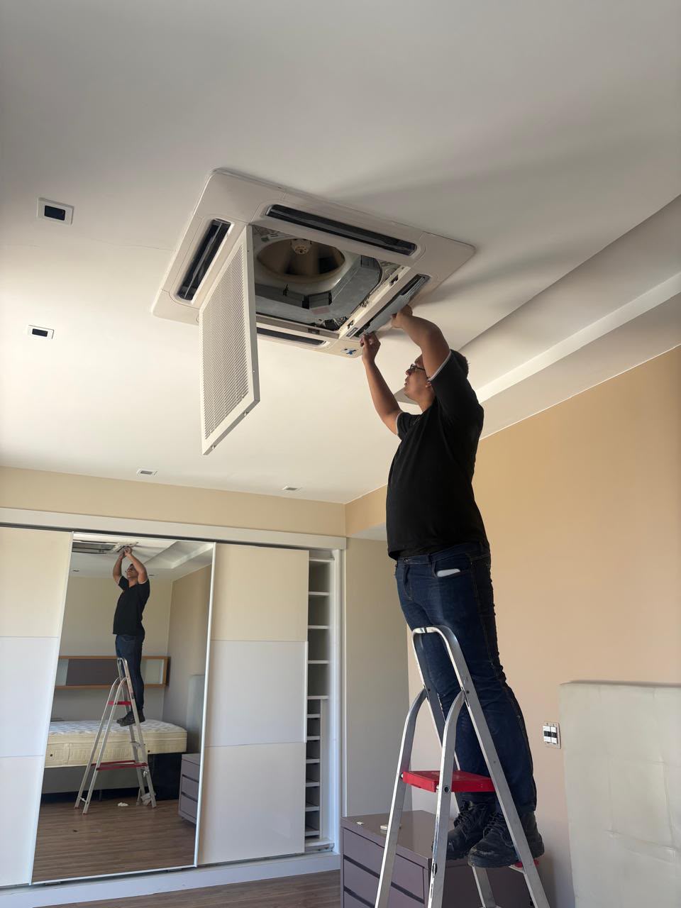 Manutenção de ar-condicionado cassete no teto