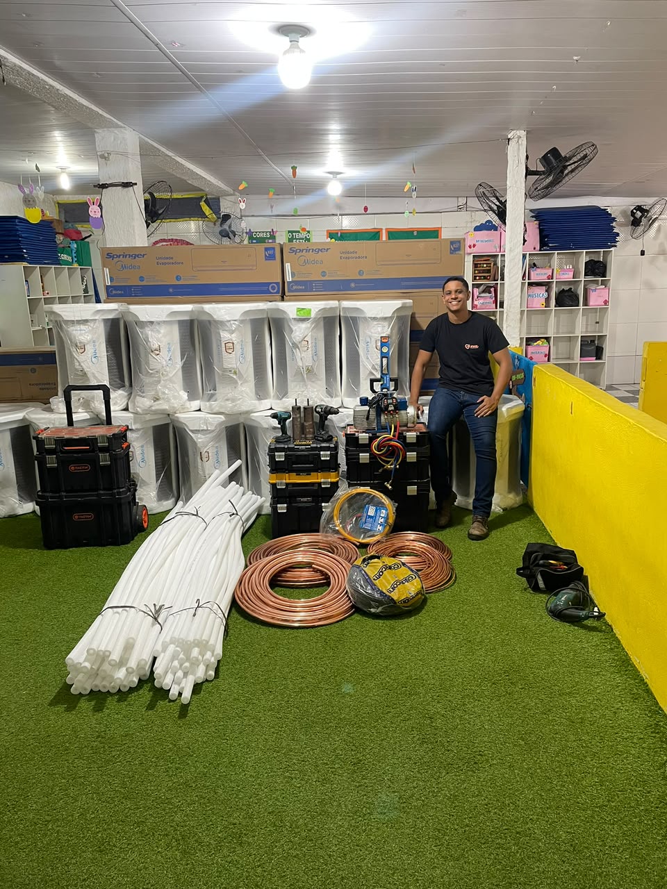 Equipe WL Climatização com equipamentos e ferramentas